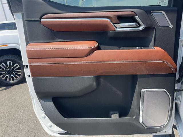 Photo of 2024 White Frost Tricoat GMC Sierra 1500