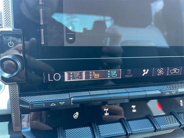 Photo of 2023 Interstellar White GMC HUMMER EV Pickup