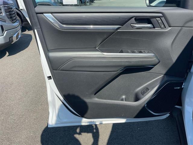Photo of 2025 Summit White GMC Acadia