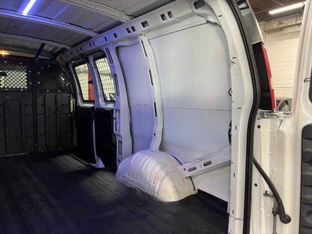Photo of 2014 Summit White GMC Savana 2500