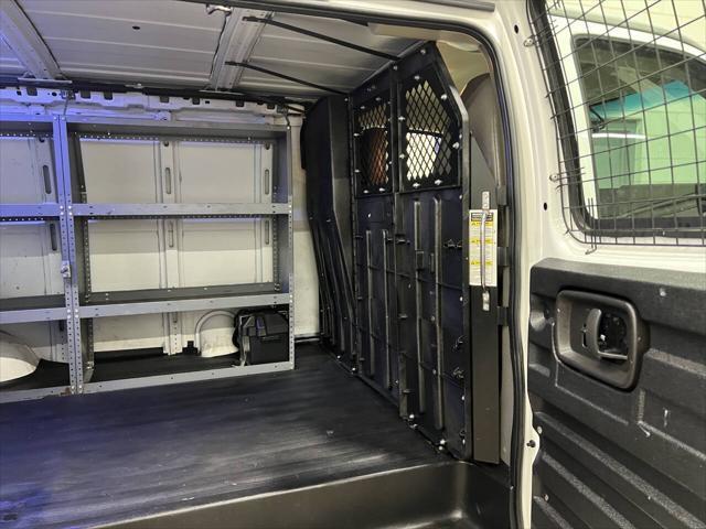 Photo of 2014 Summit White GMC Savana 2500