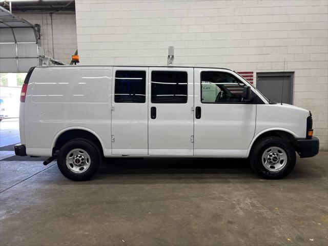 Photo of 2014 Summit White GMC Savana 2500