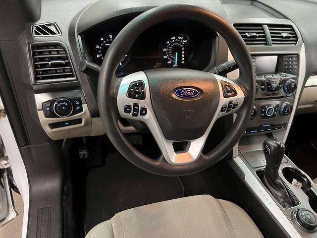 Photo of 2015 Oxford White Ford Explorer