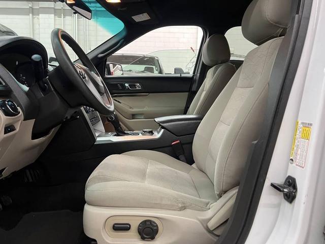 Photo of 2015 Oxford White Ford Explorer