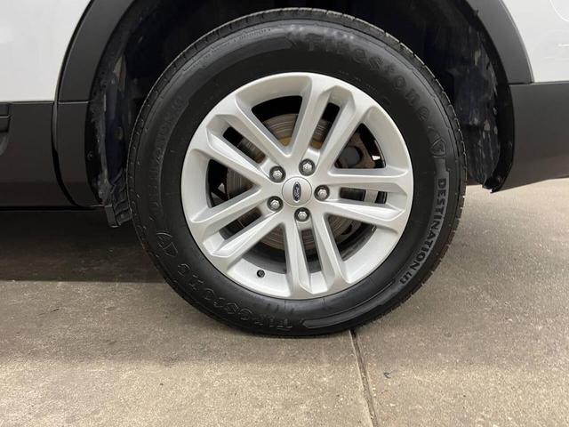 Photo of 2015 Oxford White Ford Explorer