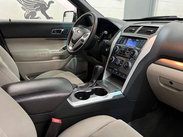 Photo of 2015 Oxford White Ford Explorer