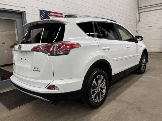 Photo of 2017 Super White Toyota RAV4 Hybrid
