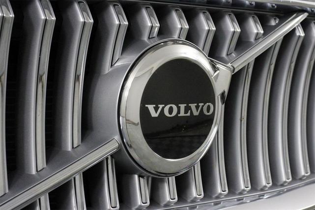 Photo of 2025 Silver Dawn Metallic Volvo XC90