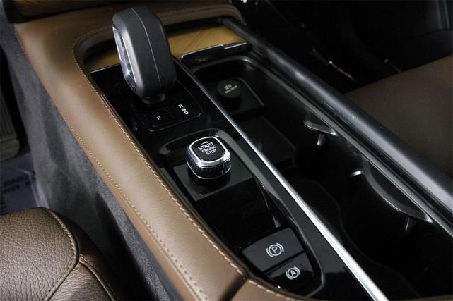 Photo of 2023 Onyx Black Metallic Volvo XC90 Recharge Plug-In Hybrid