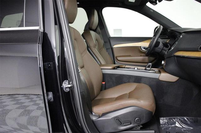Photo of 2023 Onyx Black Metallic Volvo XC90 Recharge Plug-In Hybrid