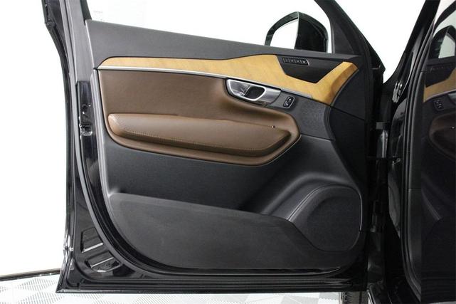 Photo of 2023 Onyx Black Metallic Volvo XC90 Recharge Plug-In Hybrid