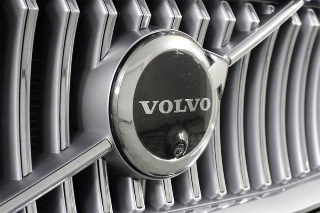Photo of 2023 Onyx Black Metallic Volvo XC90 Recharge Plug-In Hybrid