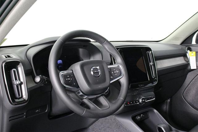 Photo of 2025 Onyx Black Volvo XC40