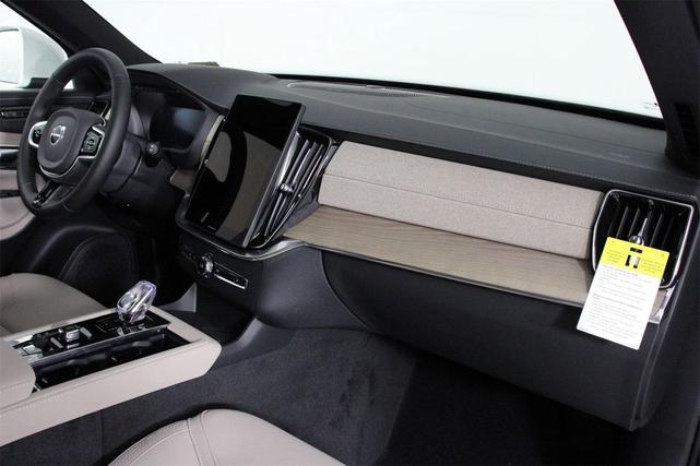 Photo of 2025 Crystal White Volvo XC90