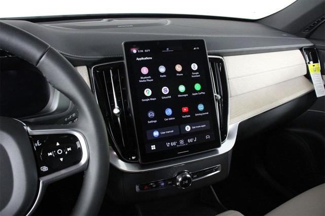Photo of 2025 Crystal White Volvo XC90