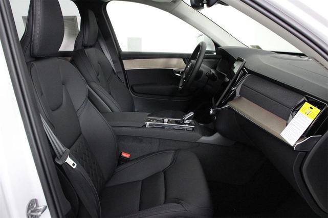 Photo of 2025 Crystal White Volvo XC90