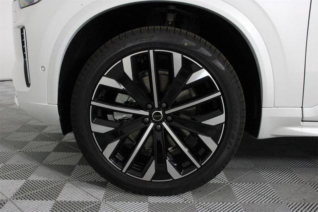 Photo of 2025 Crystal White Volvo XC90