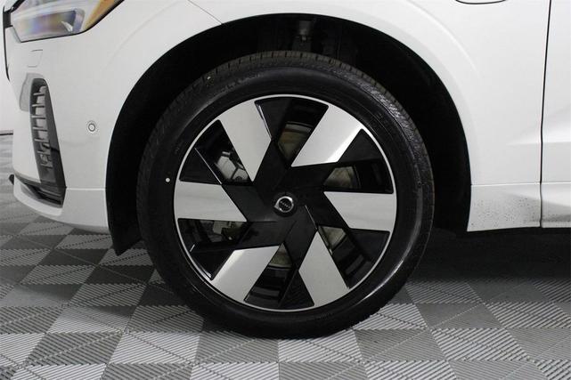 Photo of 2025 Crystal White Volvo XC60 Plug-In Hybrid