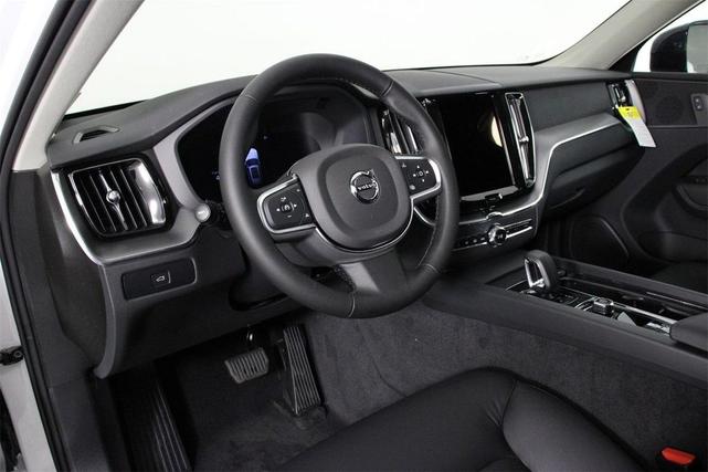 Photo of 2025 Crystal White Volvo XC60