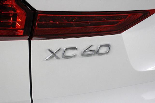 Photo of 2025 Crystal White Volvo XC60