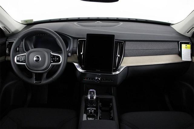 Photo of 2025 Crystal White Volvo XC90