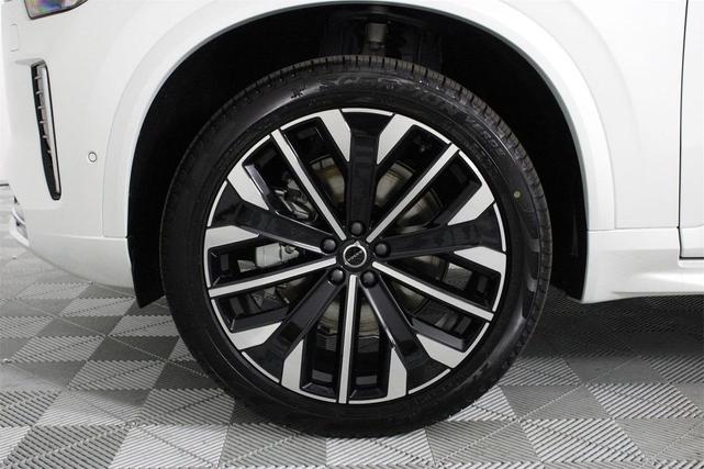 Photo of 2025 Crystal White Volvo XC90
