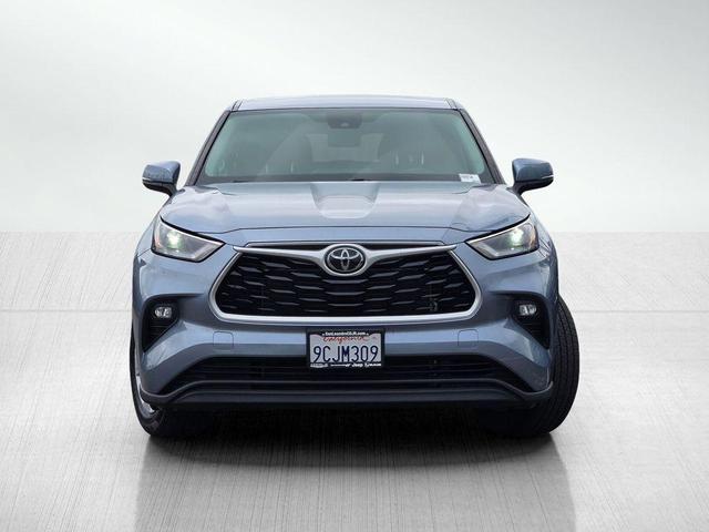 Photo of 2022 Moon Dust Toyota Highlander