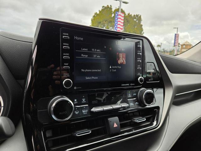 Photo of 2022 Moon Dust Toyota Highlander