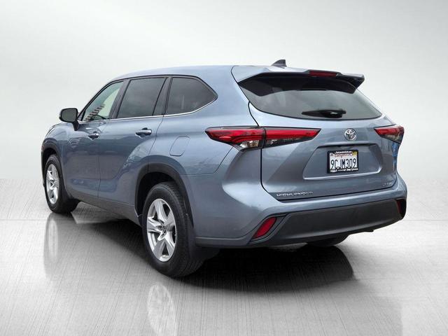 Photo of 2022 Moon Dust Toyota Highlander