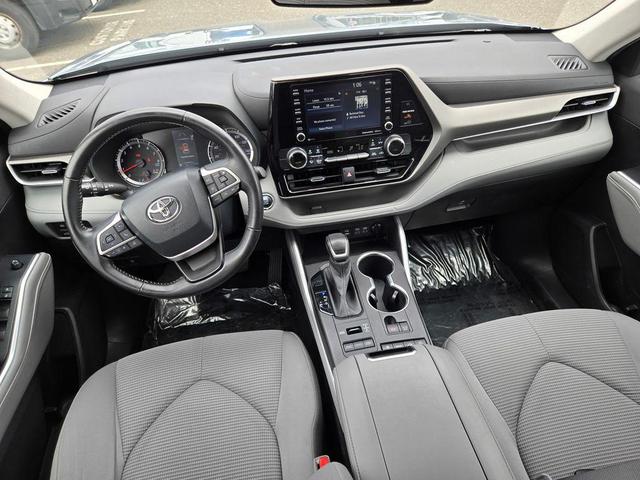 Photo of 2022 Moon Dust Toyota Highlander