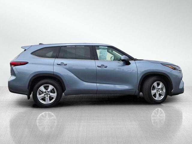 Photo of 2022 Moon Dust Toyota Highlander