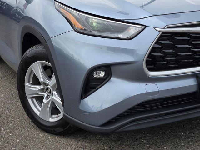Photo of 2022 Moon Dust Toyota Highlander
