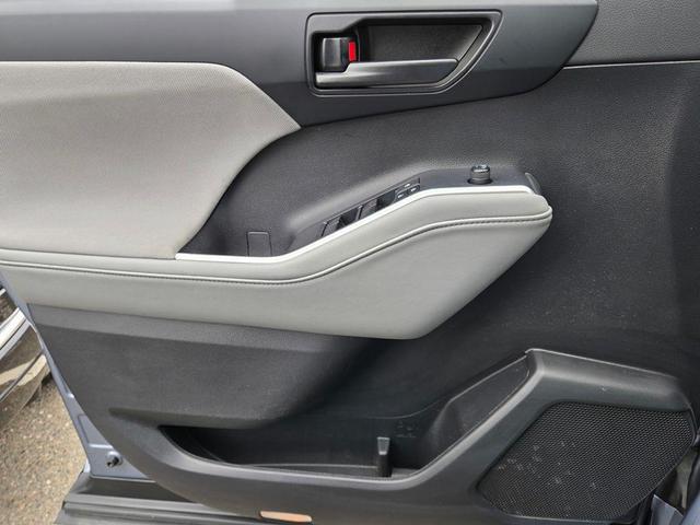 Photo of 2022 Moon Dust Toyota Highlander