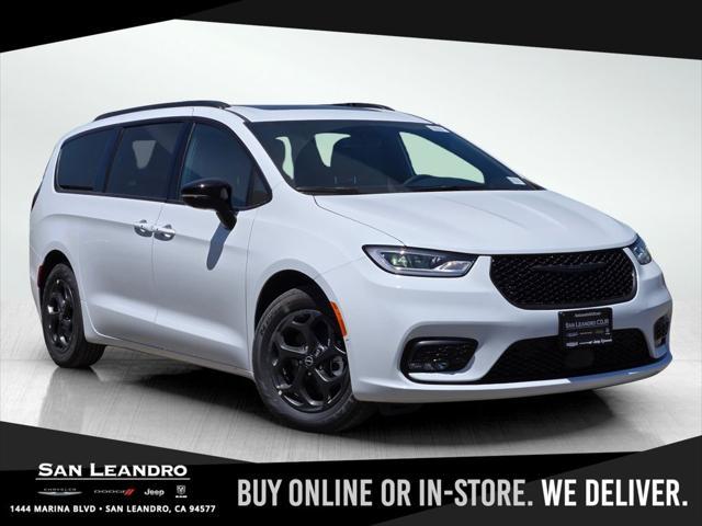 Photo of 2025 Bright White Clearcoat Chrysler Pacifica Hybrid