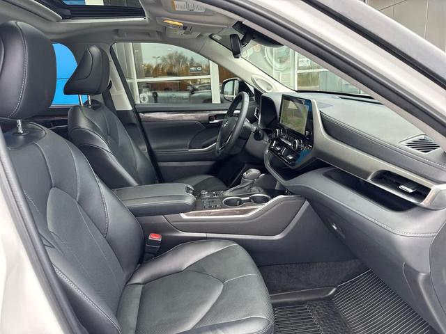 Photo of 2023 Wind Chill Pearl Toyota Highlander