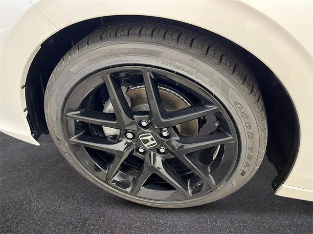 Photo of 2025 Platinum White Pearl Honda Civic