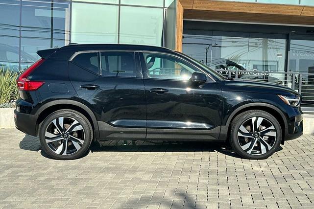 Photo of 2025 Onyx Black Volvo XC40