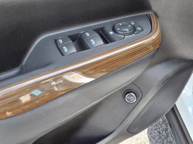 Photo of 2023 Summit White GMC Acadia