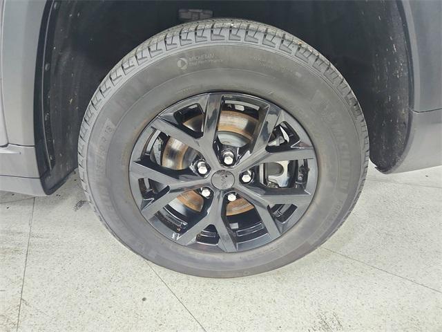 Photo of 2024 Metallic Jeep Grand Cherokee L