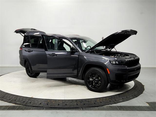 Photo of 2024 Metallic Jeep Grand Cherokee L