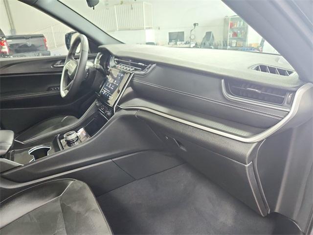 Photo of 2024 Metallic Jeep Grand Cherokee L
