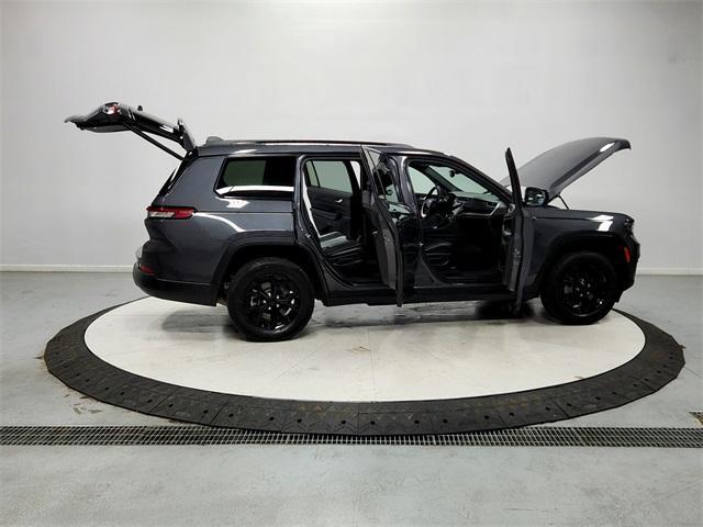 Photo of 2024 Metallic Jeep Grand Cherokee L