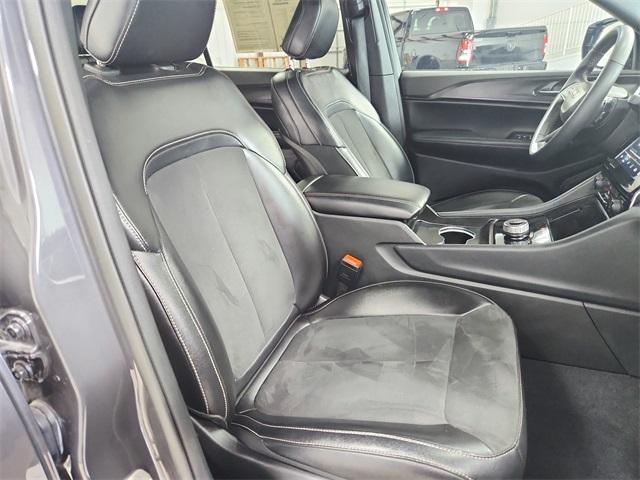 Photo of 2024 Metallic Jeep Grand Cherokee L