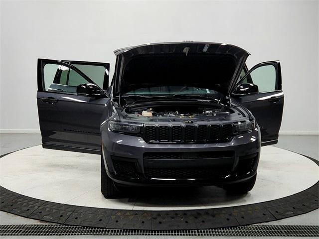 Photo of 2024 Metallic Jeep Grand Cherokee L