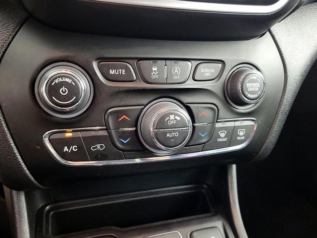 Photo of 2019 White Jeep Cherokee