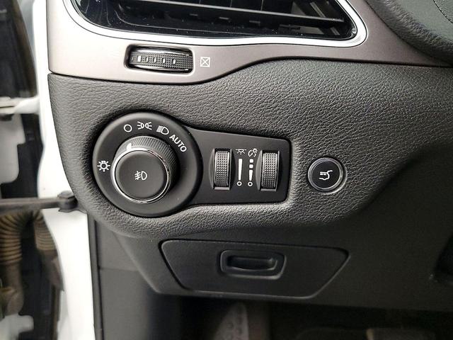 Photo of 2019 White Jeep Cherokee