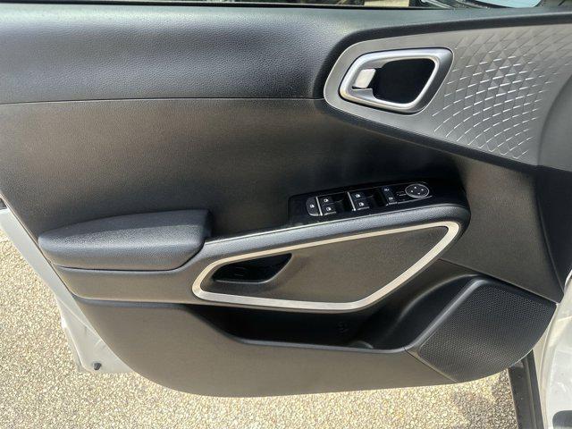 Photo of 2024 Clear White/Black Roof Kia Soul