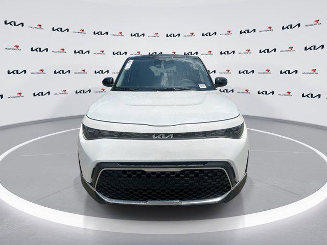 Photo of 2024 Clear White/Black Roof Kia Soul