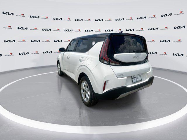 Photo of 2024 Clear White/Black Roof Kia Soul