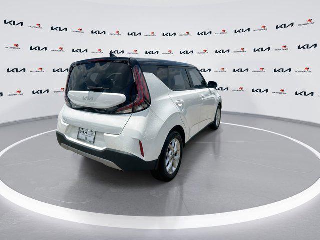 Photo of 2024 Clear White/Black Roof Kia Soul
